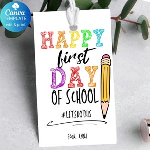 Modelo de etiqueta para presente de volta às aulas para impressão, etiqueta para lembrancinha editável Feliz 1º Primeiro Dia de Aula Professor Sala de Aula Aluno Etiqueta Arco-íris para download