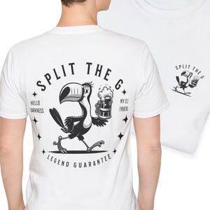 Peut inclure: T-shirt blanc avec une illustration en noir et blanc d'un toucan tenant une chope de bière. Le texte "Split the G" est au-dessus du toucan et "Legend Guarantee" est en dessous. Le texte "Hello Darkness, My Old Friend" est en plus petit.