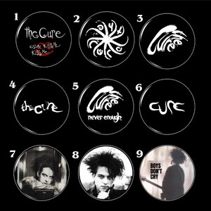 Puede incluir: Nueve botones redondos negros y blancos con diferentes dise&ntilde;os de The Cure. Los botones presentan logotipos de la banda, portadas de &aacute;lbumes y letras. Los botones est&aacute;n numerados del 1 al 9.