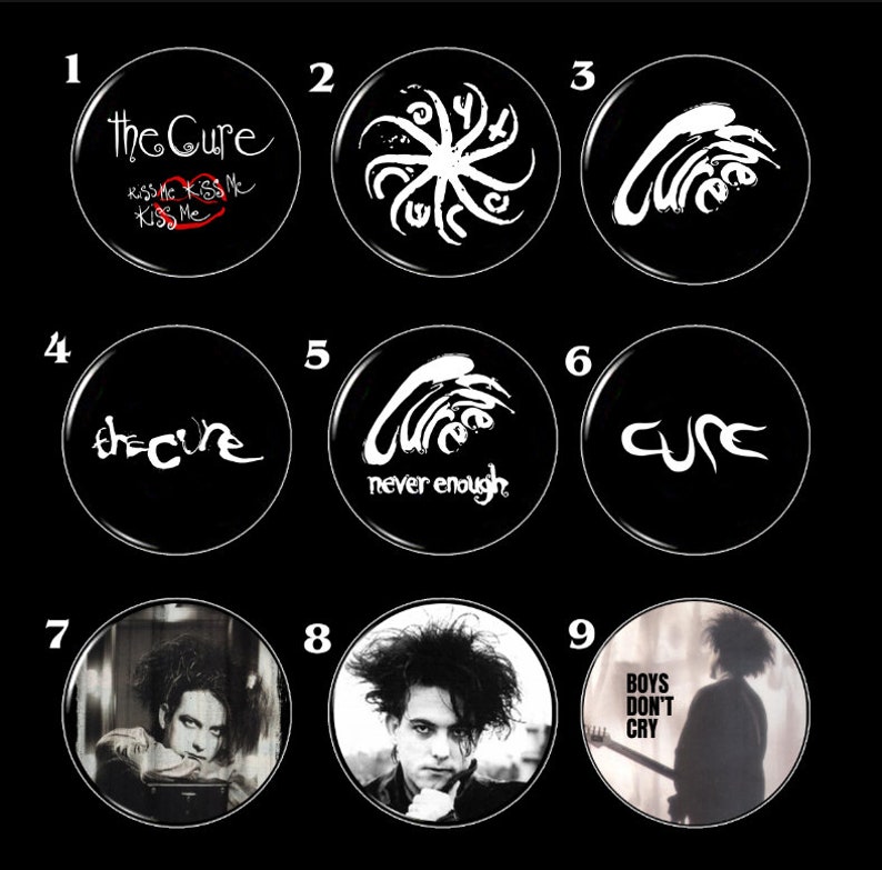 Puede incluir: Nueve botones redondos negros y blancos con diferentes dise&ntilde;os de The Cure. Los botones presentan logotipos de la banda, portadas de &aacute;lbumes y letras. Los botones est&aacute;n numerados del 1 al 9.