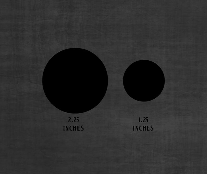 Op de afbeelding: Twee zwarte cirkels op een grijze achtergrond. De grotere cirkel heeft een diameter van 2,25 inch. De kleinere cirkel heeft een diameter van 1,25 inch.