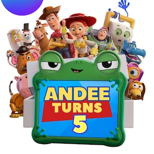 Puede incluir: Una funda para tableta verde con forma de rana que presenta una pantalla azul con el texto amarillo ANDEE TURNS 5. Detrás de la tableta hay varios personajes animados, incluidos un vaquero, una vaquera, un guardián espacial y un caballo.
