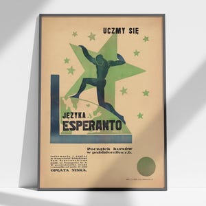 Könnte beinhalten: Gerahmtes Vintage-Poster mit beigem Hintergrund. Das Poster zeigt eine grüne Silhouette einer Person in Bewegung vor einem grünen Stern. Der Text "UCZMY SIĘ JEZYKA ESPERANTO" ist in Schwarz und Blau dargestellt. Zusätzlicher Text ist unten zu sehen.