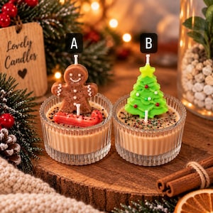 Puede incluir: Dos frascos de vidrio rellenos de cera beige, cada uno con decoraciones festivas. El frasco A tiene un hombre de jengibre marrón y un bastón de caramelo rojo. El frasco B tiene un árbol de Navidad verde con una estrella amarilla. Etiquetas A y B.