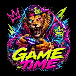 Puede incluir: Una vibrante ilustración digital de un león con una gorra morada con "KING", una cadena de oro y un reloj, sosteniendo un mando de videojuegos. Las palabras "GAME TIME" están en colores neón. El león tiene ojos azules y rosas.