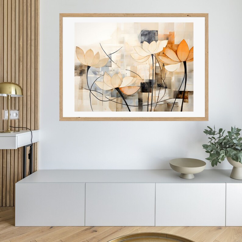 K&ouml;nnte beinhalten: Ein gerahmtes abstraktes Aquarellbild mit stilisierten Blumen in Beige-, Orange- und Braunt&ouml;nen. Die Blumen sind vor einem Hintergrund aus geometrischen Formen und Linien angeordnet.