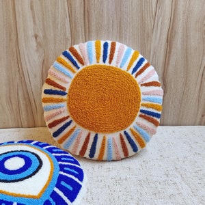 Cojín redondo con bonita flor, Funda de cojín decorativa bohemia con textura bordada en amarillo mostaza y multicolor, Cojines redondos