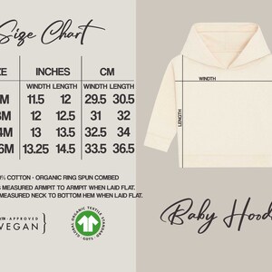 K&ouml;nnte beinhalten: Gr&ouml;&szlig;entabelle f&uuml;r einen Baby-Hoodie in den Gr&ouml;&szlig;en 6-12 Monate bis 24-36 Monate. Die Tabelle zeigt die Ma&szlig;e in Zoll und Zentimetern f&uuml;r Breite und L&auml;nge. Der Hoodie besteht aus 100% Bio-Baumwolle und ist GOTS-zertifiziert. Der Text "Baby Hoodie" ist unten in der Tabelle kursiv geschrieben.