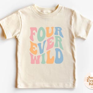 Pode incluir: Camiseta creme com a frase "FOUR EVER WILD" em letras coloridas em estilo retrô. O texto é em tons de rosa, azul, verde e laranja. Um pequeno logotipo circular com o texto "Just 4 Every Kid" está no canto inferior direito.