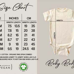 K&ouml;nnte beinhalten: Gr&ouml;&szlig;entabelle f&uuml;r Baby-Bodys in Zoll und Zentimetern. Die Tabelle zeigt die Breiten- und L&auml;ngenma&szlig;e f&uuml;r die Gr&ouml;&szlig;en 0-3M, 3-6M, 6-9M, 9-12M, 12-18M und 18-24M. Die Tabelle enth&auml;lt auch den Text "100% Baumwolle - Bio-Ringspinn-Garn", "Breite wird von Achsel zu Achsel gemessen, wenn flach gelegt", und "L&auml;nge wird vom Hals bis zum unteren Saum gemessen, wenn flach gelegt". Die Tabelle enth&auml;lt auch den Text "ATA-APPROVED {VEGAN}" und ein GOTS-zertifiziertes Logo.