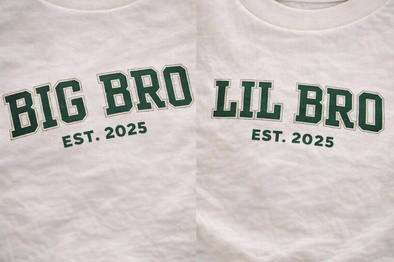 Puede incluir: Dos camisetas de color blanco roto con letras de color verde oscuro en estilo universitario. La camiseta de la izquierda muestra el texto BIG BRO EST. 2025, mientras que la de la derecha muestra el texto LIL BRO EST. 2025. Ambas tienen cuello redondo.