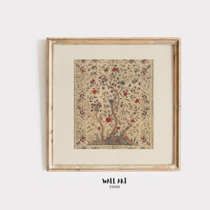 Op de afbeelding: Een ingelijste vintage botanische print met een gedetailleerd boomontwerp met rode en blauwe bloemen op een crèmekleurige achtergrond. De print is gevat in een goudkleurige houten lijst. De tekst "WALL ART FINDS" staat onderaan.