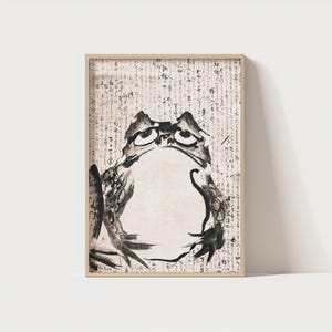 Dibujo mural de sapo con tinta: ilustración vintage de rana con escritura japonesa. Arte minimalista zen imprimible. 300 DPI.