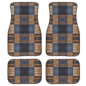 Op de afbeelding: Set van vier autovloermatten met een geometrisch patroon in tinten bruin, beige en blauw. De matten hebben een geruit ontwerp met ingewikkelde details.