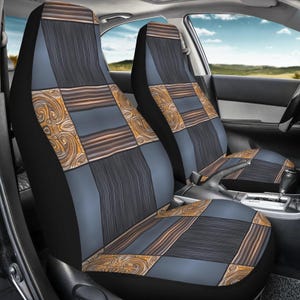 Op de afbeelding: Twee autostoelhoezen met een geometrisch patroon van bruine, gouden en blauwe strepen en swirls. De hoezen zijn gemaakt van een zachte, comfortabele stof en zijn ontworpen om uw autostoelen te beschermen tegen vuil en slijtage.