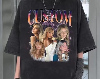 Pode incluir: Camiseta preta oversized com um gráfico com a palavra "CUSTOM" em uma fonte retrô colorida. O gráfico inclui imagens de cinco mulheres. A camiseta tem mangas curtas e gola redonda.