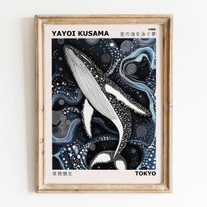 K&ouml;nnte beinhalten: Eine Schwarzwei&szlig;illustration eines Wals, der in einem wirbelnden blauen und schwarzen Ozean schwimmt. Der Text "Yayoi Kusama" und "星の海を泳ぐ夢" befindet sich oben im Bild. Der Text "草間彌生" und "TOKYO" befindet sich unten im Bild.