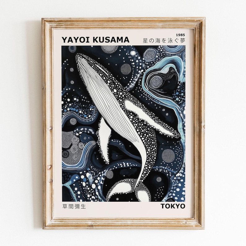 K&ouml;nnte beinhalten: Eine Schwarzwei&szlig;illustration eines Wals, der in einem wirbelnden blauen und schwarzen Ozean schwimmt. Der Text "Yayoi Kusama" und "星の海を泳ぐ夢" befindet sich oben im Bild. Der Text "草間彌生" und "TOKYO" befindet sich unten im Bild.