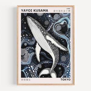 K&ouml;nnte beinhalten: Eine Schwarzwei&szlig;illustration eines Wals, der in einem blauen und wei&szlig;en abstrakten Muster schwimmt. Der Text "YAYOI KUSAMA" und "星の海を泳ぐ夢" befindet sich oben im Bild. Der Text "草間彌生" und "TOKYO" befindet sich unten im Bild.