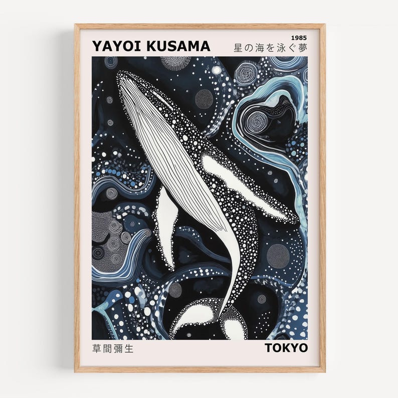 K&ouml;nnte beinhalten: Eine Schwarzwei&szlig;illustration eines Wals, der in einem blauen und wei&szlig;en abstrakten Muster schwimmt. Der Text "YAYOI KUSAMA" und "星の海を泳ぐ夢" befindet sich oben im Bild. Der Text "草間彌生" und "TOKYO" befindet sich unten im Bild.
