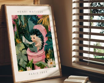 Puede incluir: Una impresión artística enmarcada que presenta una ilustración caprichosa de un erizo leyendo un periódico mientras está sentado en un inodoro rosa. La impresión se titula "HENRI MATISSE PARIS 1953" y está rodeada de follaje colorido.