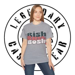 Puede incluir: Una camiseta gris jaspeada con el texto "Bish Bash Bosh" impreso en letras negras, rojas y blancas.