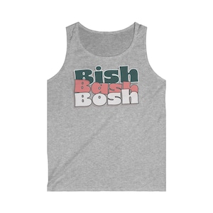Puede incluir: Una camiseta de tirantes gris con las palabras "Bish Bash Bosh" impresas en una fuente retro. Las palabras están apiladas una encima de la otra, con "Bish" en verde oscuro, "Bash" en rosa y "Bosh" en blanco.