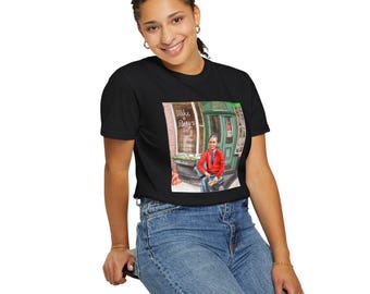 Camiseta con el Sr. Rogers sentado fuera de una cafetería / Ilustración de retrato, escena callejera