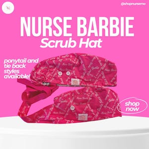 Könnte beinhalten: Heißrosa OP-Hüte mit dem Text "Nurse Barbie" auf dem Stoff. Die Hüte haben weiße Knöpfe und sind in den Ausführungen Pferdeschwanz und Bindeband erhältlich. Der Text "shop now" ist ebenfalls enthalten.