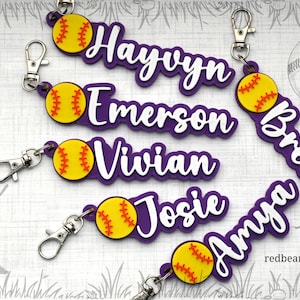 Softball Taschenanhänger, Softball Namensschild, Rucksackanhänger, benutzerdefinierte Softball Schlüsselanhänger, Softball Team Geschenk, Softball Trainer Geschenk