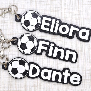 Étiquette de sac de football pour enfants-Porte-clés de football-Étiquette arrière pour sport d'équipe de football-Cadeau entraîneur de football-Cadeau d'étiquette de fête de football-Football garçons-Filles étiquette de maman de football
