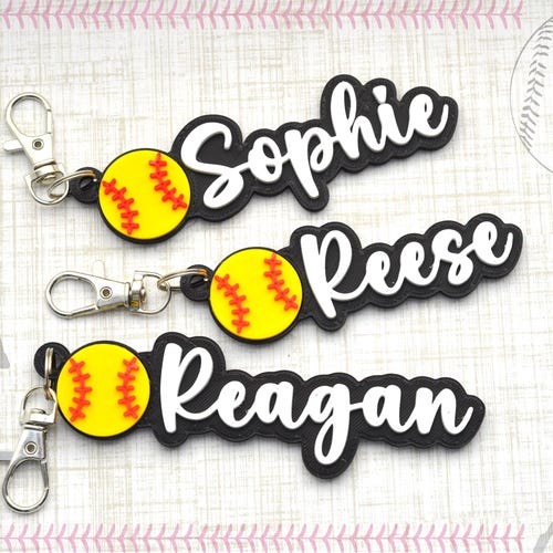 Etiqueta personalizada para mochila de sóftbol – Identificación personalizada con nombre y número para mochila de sóftbol – Regalo para equipos de sóftbol femenino – Etiqueta para equipaje deportivo – Regalo para entrenador