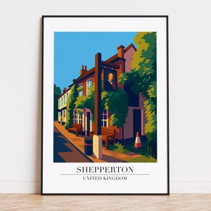 Puede incluir: Una impresión artística enmarcada de un pub en Shepperton, Reino Unido. La ilustración presenta un edificio con un letrero, bancos y vegetación. El cielo es azul y la obra de arte tiene un estilo minimalista.