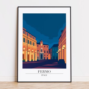 Könnte beinhalten: Ein gerahmter Kunstdruck mit einer stilisierten Illustration von Fermo, Italien. Das Kunstwerk zeigt einen Stadtplatz mit Gebäuden in Orange- und Gelbtönen unter einem dunkelblauen Himmel. Der Text "FERMO ITALY" befindet sich unten.
