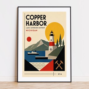 Puede incluir: Un póster de viaje enmarcado de Copper Harbor, Lake Superior Outpost, Michigan. El arte gráfico muestra un faro, un barco en agua azul, una montaña y un gran sol amarillo. Incluye picos cruzados y el texto USA.