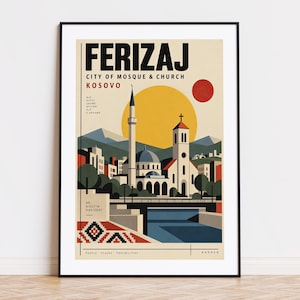 Può includere: Un poster di viaggio incorniciato di Ferizaj, Kosovo, che raffigura una moschea e una chiesa fianco a fianco sotto un grande sole giallo e un cerchio rosso. L'illustrazione grafica include montagne, un fiume e motivi geometrici.