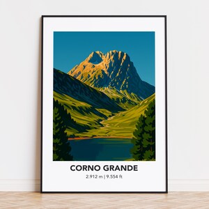 Könnte beinhalten: Ein gerahmter Kunstdruck mit einer Berglandschaft mit einem See. Das Kunstwerk zeigt den Corno Grande, mit einer Höhe von 2.912 m. Das Bild zeigt einen Berg mit grünen und gelben Farbtönen, einen blauen See und einen klaren blauen Himmel.