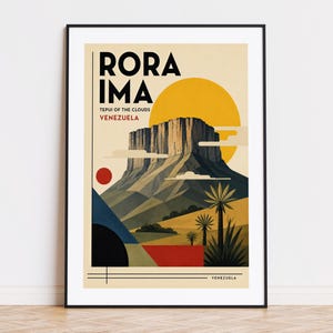 Può includere: Una stampa artistica incorniciata con un design di poster di viaggio vintage. Il poster mostra il Roraima Tepui in Venezuela, con un grande sole giallo, forme geometriche e il testo "RORAIMA" e "VENEZUELA".
