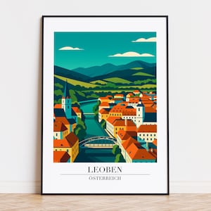 Könnte beinhalten: Ein gerahmter Kunstdruck von Leoben, Österreich, mit einer stilisierten Illustration einer Stadt mit roten Dächern, einem Fluss und Bergen. Das Kunstwerk hat einen minimalistischen Stil mit türkisfarbenem Himmel und grünen Hügeln.