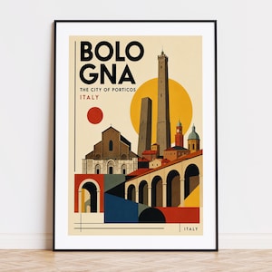 Op de afbeelding: Een ingelijste kunstdruk met een gestileerde illustratie van Bologna, Italië. Het kunstwerk toont de naam van de stad, "BOLOGNA", en de zin "THE CITY OF PORTICOS". De afbeelding toont iconische architectuur, een grote zon en een kleurenpalet van beige, rood, blauw en bruin.
