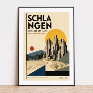Könnte beinhalten: Ein gerahmtes Reiseplakat mit einer stilisierten Illustration der Externsteine in Deutschland. Der Text lautet SCHLANGEN AM RANDE DER SENNE NORTH RHINE-WESTPHALIA und GERMANY. Das Design umfasst eine gelbe Sonne, einen roten Kreis und geometrische Landschaftselemente in Beige-, Blau- und Dunkelgrüntönen.