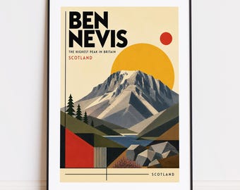 Op de afbeelding: Een ingelijste kunstdruk met een gestileerde illustratie van Ben Nevis, de hoogste berg in Groot-Brittannië, in een geometrisch ontwerp. Het kunstwerk bevat een gele zon, een rode stip en de tekst "BEN NEVIS SCOTLAND".