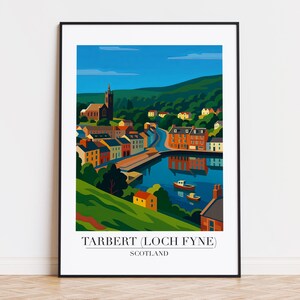 Könnte beinhalten: Ein gerahmter Kunstdruck von Tarbert, Loch Fyne, Schottland. Die Illustration zeigt eine farbenfrohe Dorfszene mit Gebäuden, einer Kirche, Booten und einer Brücke über einem blauen Gewässer. Der Himmel ist blau mit einem grünen Hügel im Hintergrund. Der Text unten lautet "Tarbert (Loch Fyne) Schottland."