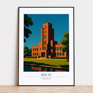 Könnte beinhalten: Ein gerahmter Kunstdruck mit einer stilisierten Illustration eines Gebäudes in Bron, Frankreich. Das Gebäude ist rot-orangefarben mit einem hohen Turm und mehreren Fenstern. Der Himmel ist tiefblau, und der Druck enthält den Text "BRON FRANCE".