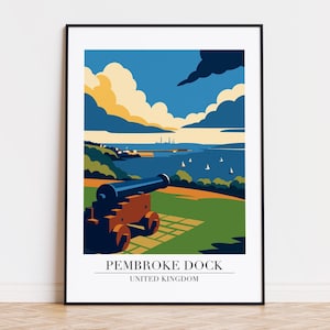 Pode incluir: Uma impressão artística emoldurada com uma paisagem estilizada de Pembroke Dock, Reino Unido. A obra de arte retrata um canhão em um campo verde, com um mar azul e um céu cheio de nuvens. O texto "PEMBROKE DOCK" e "UNITED KINGDOM" está na parte inferior.