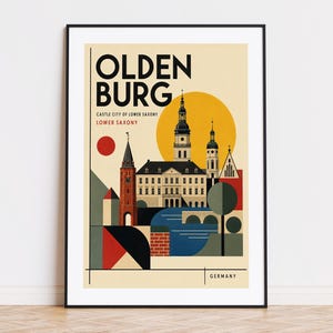 Op de afbeelding: Een ingelijste reisposter met een gestileerde illustratie van Oldenburg, Duitsland. De print toont de tekst OLDEN BURG, CASTLE CITY OF LOWER SAXONY, LOWER SAXONY en GERMANY. Het gebruikt een palet van crème, geel, rood, blauw en donkergroen.