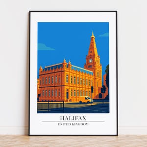 以下が含まれることがあります： イギリス、ハリファックスのタウンホールの様式化されたイラストが描かれた、額入りのアートプリント。建物はオレンジと黄色の色合いで表現され、青い空を背景にしています。「HALIFAX UNITED KINGDOM」の文字が下部に表示されています。