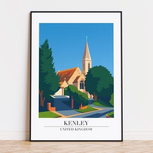 Può includere: Una stampa artistica incorniciata con un'illustrazione stilizzata di una chiesa a Kenley, Regno Unito. L'opera raffigura una chiesa beige con un campanile, circondata da alberi verdi e un cielo blu. Il testo "KENLEY UNITED KINGDOM" è in basso.