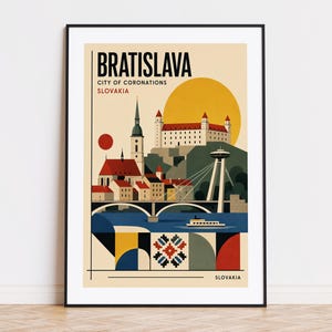 Può includere: Stampa artistica incorniciata con un'illustrazione stilizzata di Bratislava, Slovacchia. L'opera mostra un paesaggio urbano con un castello, un ponte e un grande sole giallo. Il testo in alto recita "BRATISLAVA CITY OF CORONATIONS SLOVAKIA".