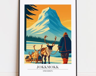 Op de afbeelding: Een ingelijste kunstprint met een gestileerde illustratie van een besneeuwd berglandschap met een persoon, rendieren en een slee. De tekst "Jokkmokk Zweden" staat onderaan. Het kleurenpalet omvat oranje, blauw en bruin.